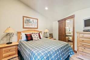 2 bedrooms, desk, iron/ironing board, WiFi