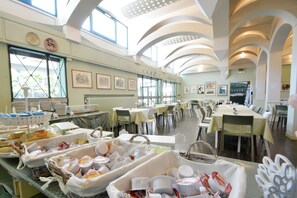 Free daily buffet breakfast  - HOTEL MADDALENA (Ravenna)