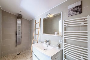 Dusche, Haartrockner, Handtücher