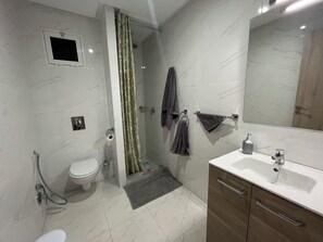 Dusche, Handtücher, Seife, Toilettenpapier