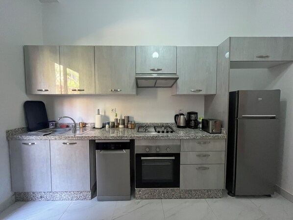 Refrigerador, microondas, horno y parrilla de estufa 