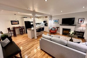 Smart TV, chimenea, libros y estéreo