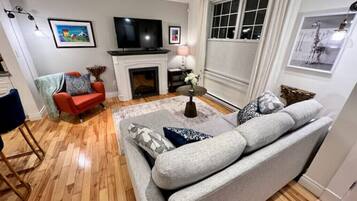 Smart TV, fireplace, books, stereo