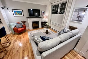 Smart TV, fireplace, books, stereo
