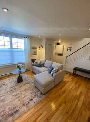Smart TV, fireplace, books, stereo