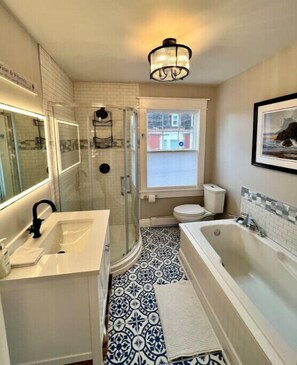 Douche, sèche-cheveux, serviettes fournies, savon