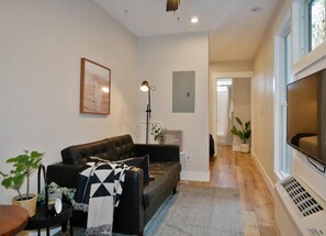 TV - Hip Container Apt - 5 Min Walk to TIAA Bank Field! (Jacksonville)