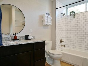 Bathtub, hair dryer - Hip Container Apt - 5 Min Walk to TIAA Bank Field! (Jacksonville)