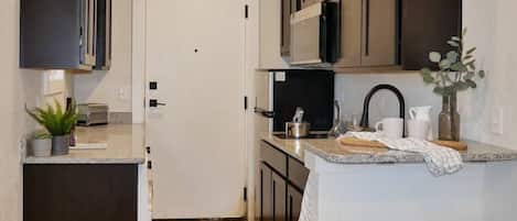 Réfrigérateur, micro-ondes, cafetière/bouilloire, grille-pain