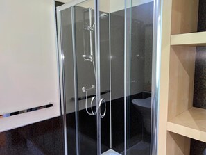 Dusche, Haartrockner, Handtücher