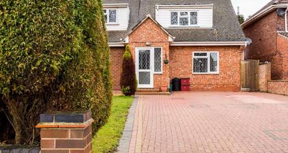 Pass the Keys | Self Contained 2 Bed with Parking Leamington Spa