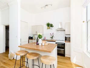 Een koelkast, een magnetron, een oven, een broodrooster