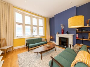 Smart TV - Pass the Keys | Newly Renovated Stylish 2BR Flat in Town Centre (Reading)