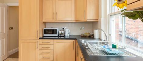 Kühlschrank, Mikrowelle, Ofen, Geschirrspüler