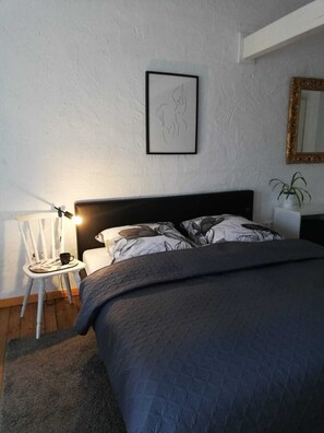 1 bedroom, WiFi, bed sheets - Cozy apartment on the upper floor with kitchen, double bed and dining area.  (Dudeldorf)