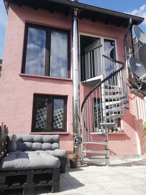 Property grounds - Cozy apartment on the upper floor with kitchen, double bed and dining area.  (Dudeldorf)