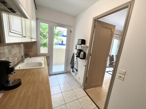 Kjøleskap, mikrobølgeovn, ovn og oppvaskmaskin