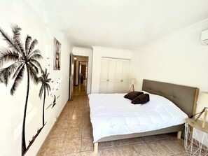 2 bedrooms, travel cot, WiFi, bed sheets