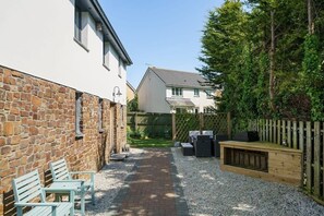 Outdoor dining - Modern Home in Bude, Private Parking & Garden (Bude)