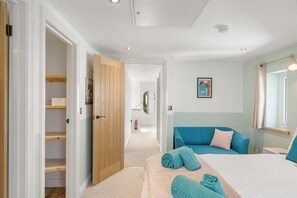 4 bedrooms, iron/ironing board, WiFi, bed sheets - Modern Home in Bude, Private Parking & Garden (Bude)