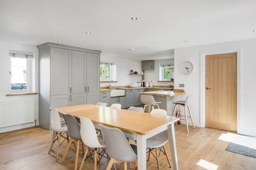 Modern Home in Bude, Private Parking & Garden