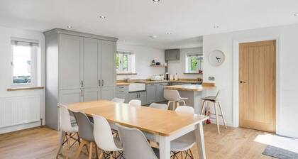 Modern Home in Bude, Private Parking & Garden