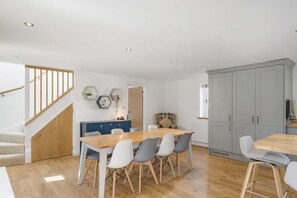 Dining - Modern Home in Bude, Private Parking & Garden (Bude)