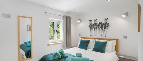 4 habitaciones, tabla de planchar con plancha, wifi y ropa de cama