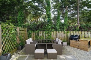 Outdoor dining - Modern Home in Bude, Private Parking & Garden (Bude)