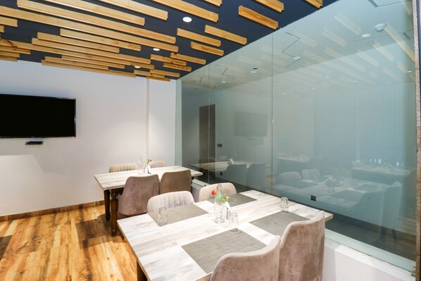 Restaurant - Hotel Earth (New Delhi)