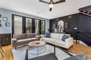 TV, offices - Urban Oasis in Uptown Charlotte (Charlotte)