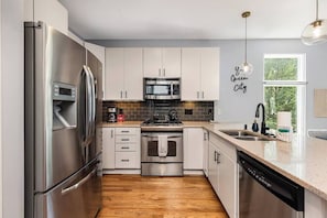 Fridge, microwave, oven, stovetop - Urban Oasis in Uptown Charlotte (Charlotte)