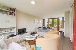 Télévision, lecteur de DVD, chaîne hi-fi, espaces bureaux