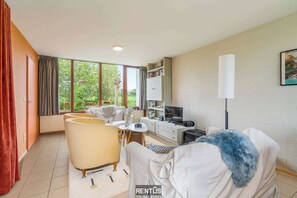 Televisie, een dvd-speler, een stereo en een kantoor