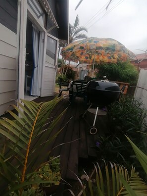 Terrace/patio - The Beach Cabin - 2 Minute Walk to the Beach, Great Fishing Spot (Kingsburgh)