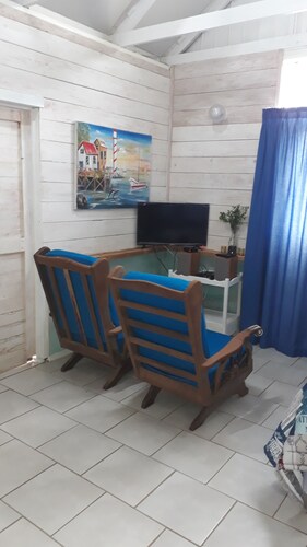 The Beach Cabin - 2 Minute Walk to the Beach, Great Fishing Spot