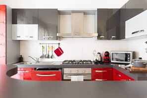 Réfrigérateur, micro-ondes, four, plaque de cuisson