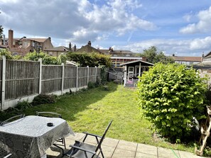 Outdoor dining - Family home (Romford)