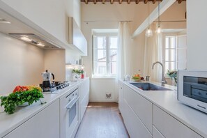 Jääkaappi, mikroaaltouuni, uuni, astianpesukone