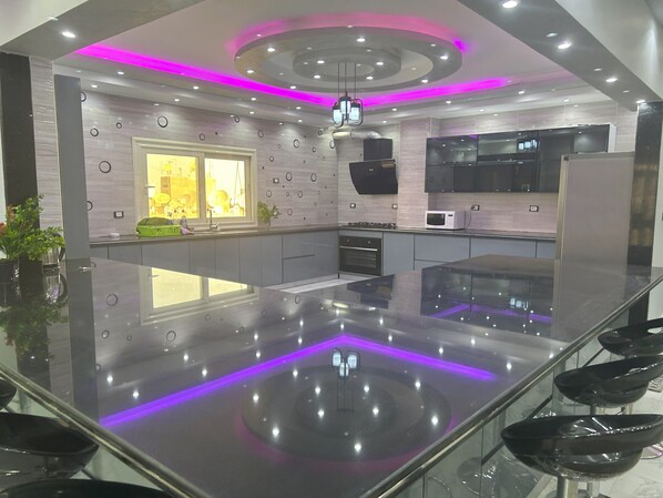 Microwave, oven, stovetop, cookware/dishes/utensils - Super Groot Appartement van 350 M² (Cairo)