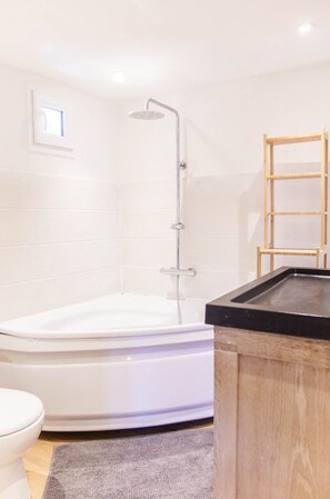 Sèche-cheveux, serviettes fournies