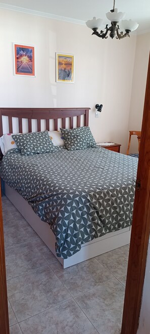 2 makuuhuonetta, tallelokero huoneessa, silitysrauta/-lauta