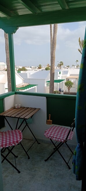 Outdoor dining - Robyka House, 5 minutes from the beach and the main street of PuertoDelCarmen (Puerto del Carmen)