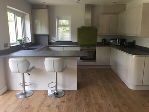 Fridge, microwave, oven, stovetop - Just Stay Wales - Marshmallow Cottage (Swansea)