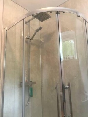 Room | Bathroom | Shower, hair dryer, towels, soap - Just Stay Wales - Marshmallow Cottage (Swansea)
