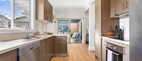 Refrigerador, microondas, horno, placa de cocina