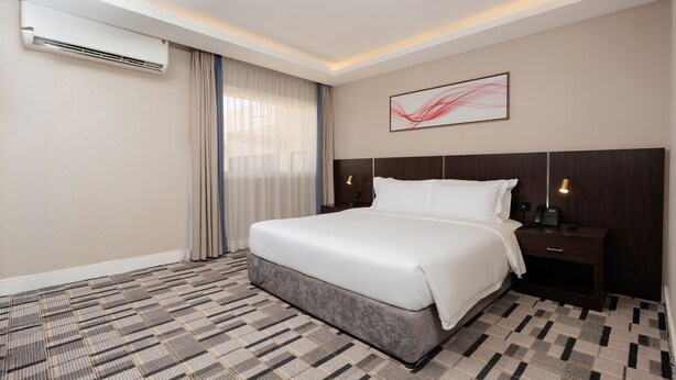 Ropa de cama de alta calidad, colchones con pillow-top y minibar 