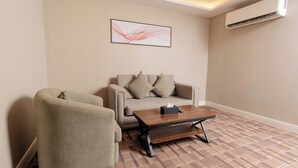 Una sala de estar moderna con sofá, sillón y una mesita de centro.
