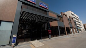 Un edificio moderno con un cartel de Howard Johnson by Wyndham.