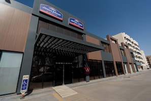 Un edificio moderno con un cartel de Howard Johnson by Wyndham.